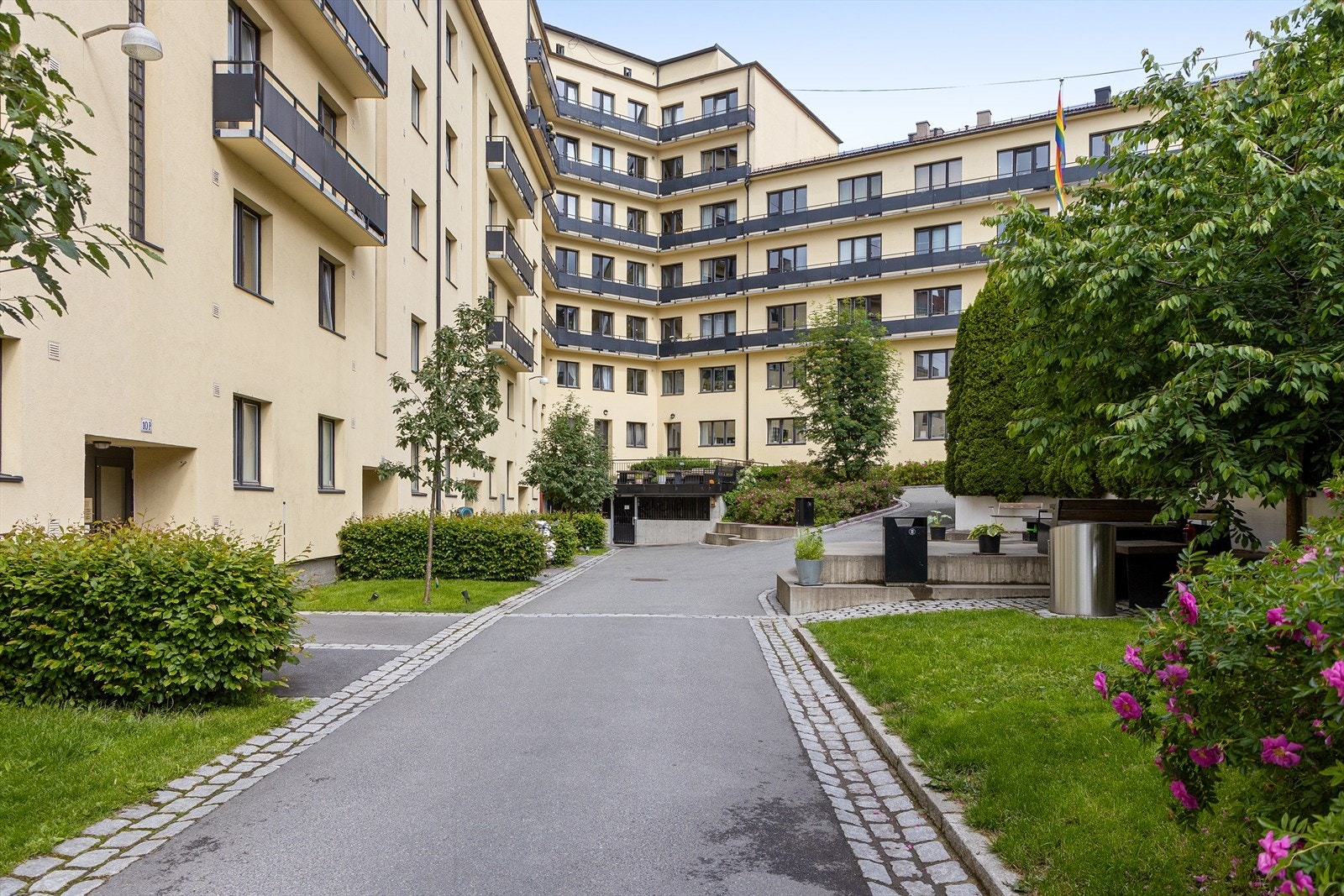 Borettslaget har en frodig og pent opparbeidet bakgård. Galleribilde