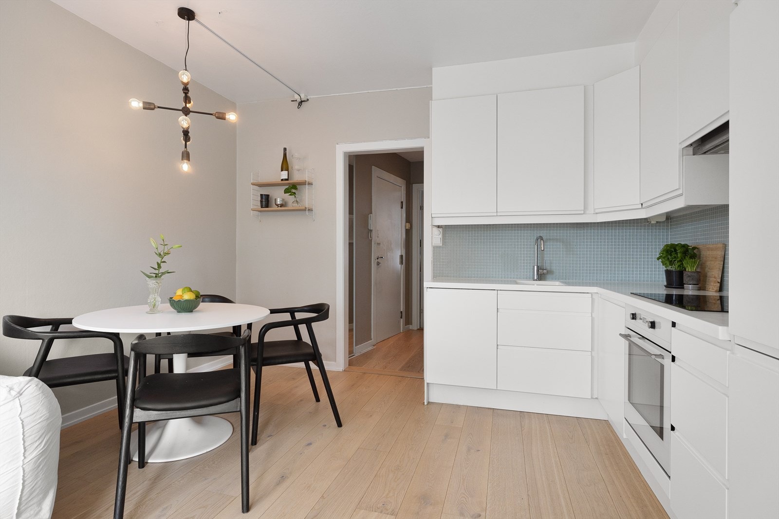 Ved kjøkkenet er det god plass til spisebord. Galleribilde