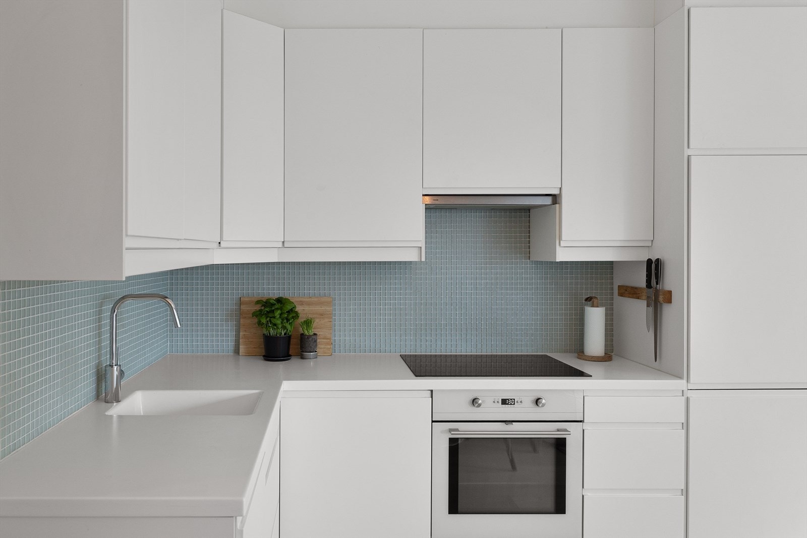 Det er integrert kjøl/fryseskap, platetopp, stekeovn og oppvaskmaskin. Godt med skap- og benkeplass. Galleribilde