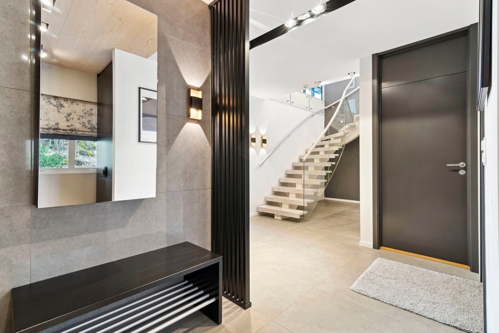 Hallen byr på storformatfliser, fliskledd fondvegg og en vakker trapp fra Escalia, som et smykke i rommet. Galleribilde