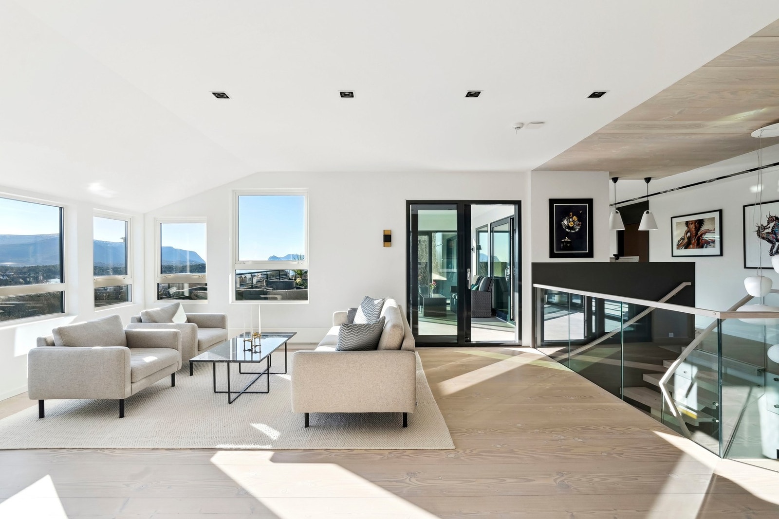 Her er det store vinduer langs to sider, samt utgang til en innglasset terrasse og videre til takterrassen. Galleribilde