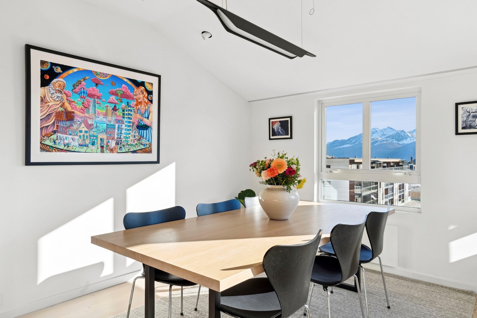 Stuen ligger i åpen løsning med kjøkkenet og har en egen spisestuesone i ytterste del. Galleribilde