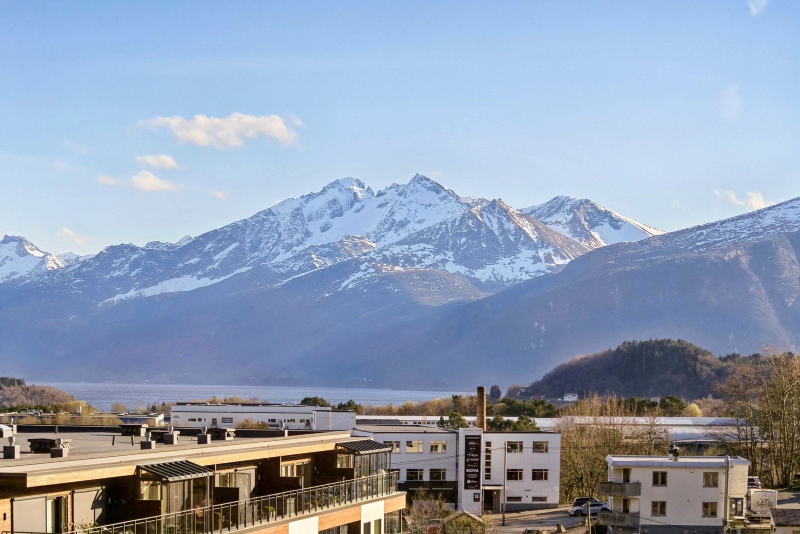 Spektakulær utsikt til både Hjørundfjorden, Sunnmørsalpene, Breisundet, Sukkertoppen og Godøyfjellet. Galleribilde