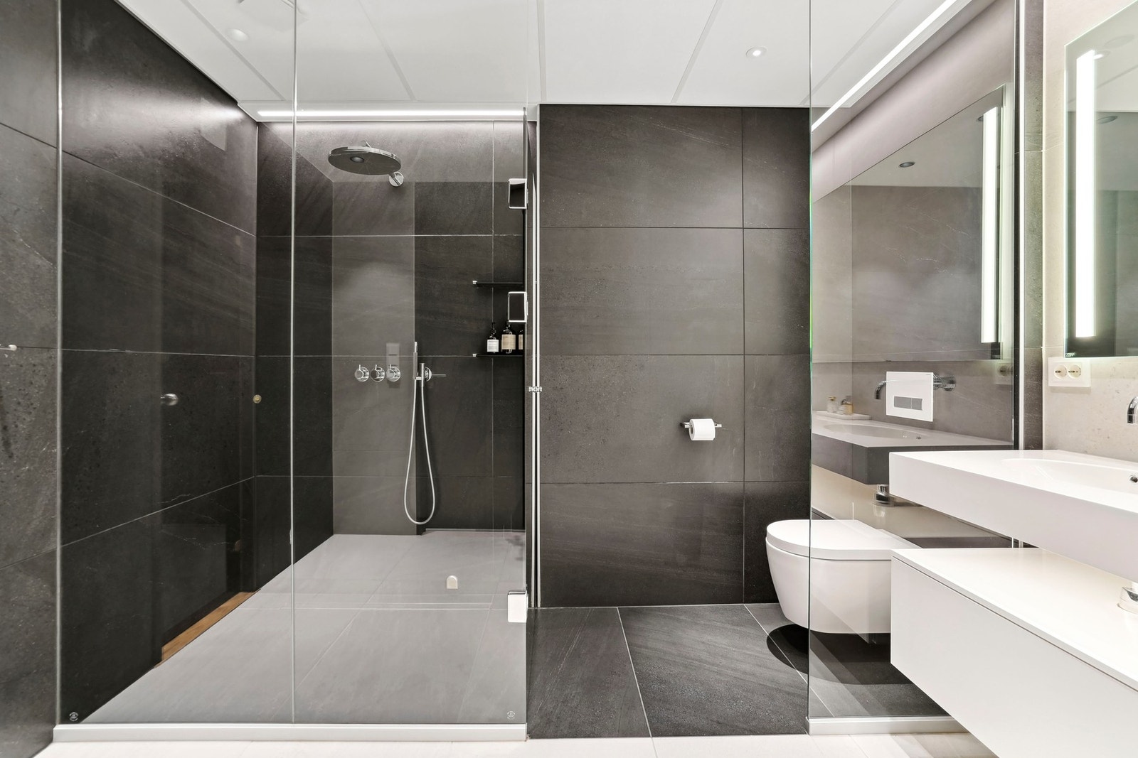 Materialene spiller sammen i et rom som både føles eksklusivt og hjemlig. Galleribilde