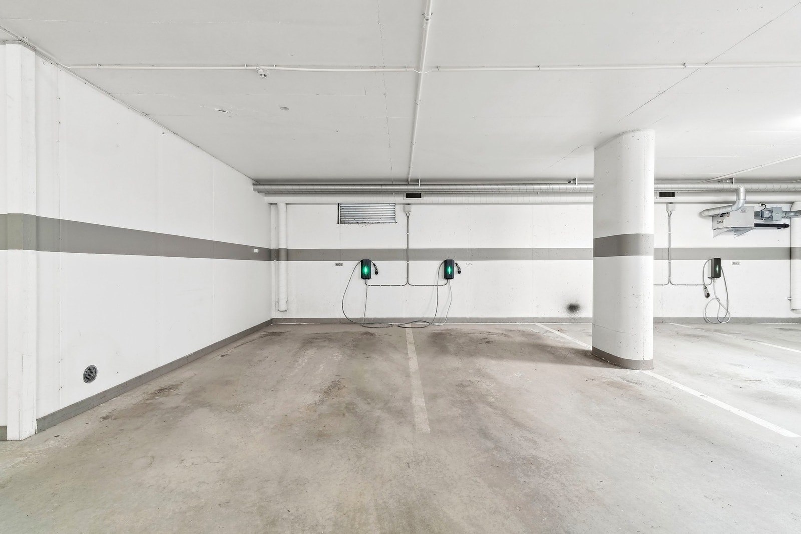 Til leiligheten følger to garasjeplasser med elbillader og en stor kjellerbod. Galleribilde