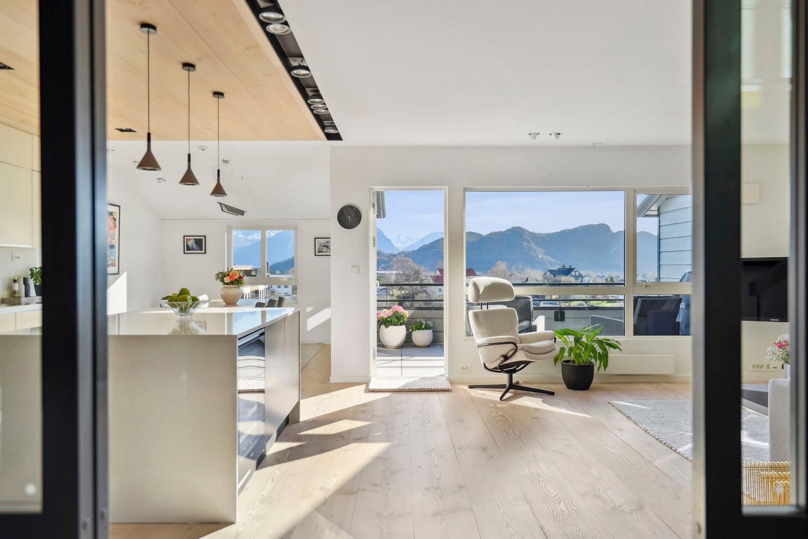 Velkommen inn i en high-end penthouse over to plan, betydelig renovert i 2018 med eksklusivt materialvalg. Galleribilde