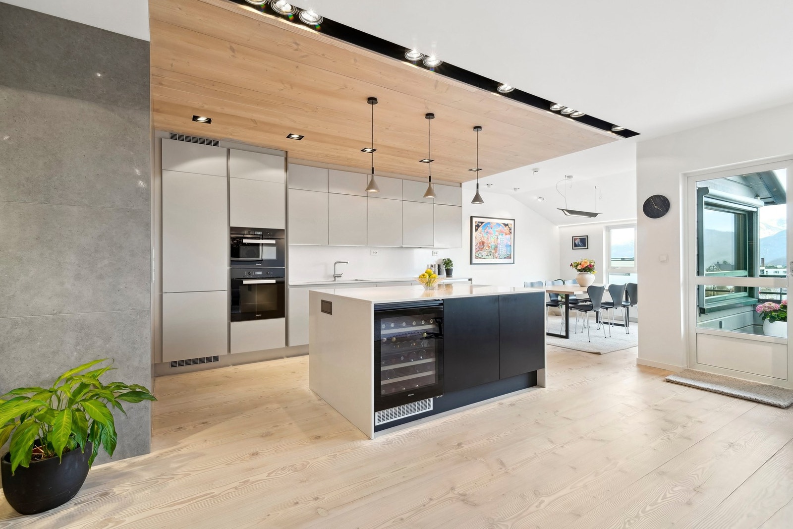 Kjøkkenet er en stilistisk fulltreffer, der Dinesen-tak, flislagt fondvegg og sort lyskasse gir det lille ekstra. Galleribilde