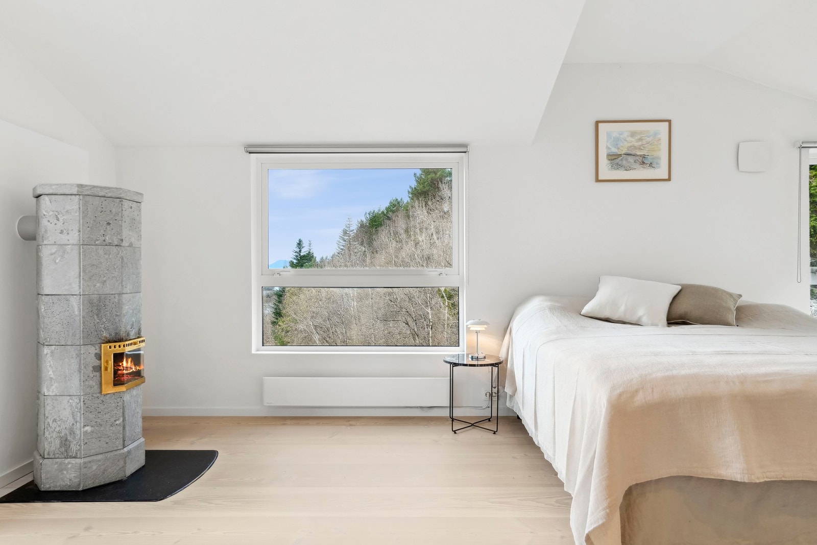 En høyreist peisovn i kleberstein skaper ekstra hygge og et lunt blikkfang. Galleribilde