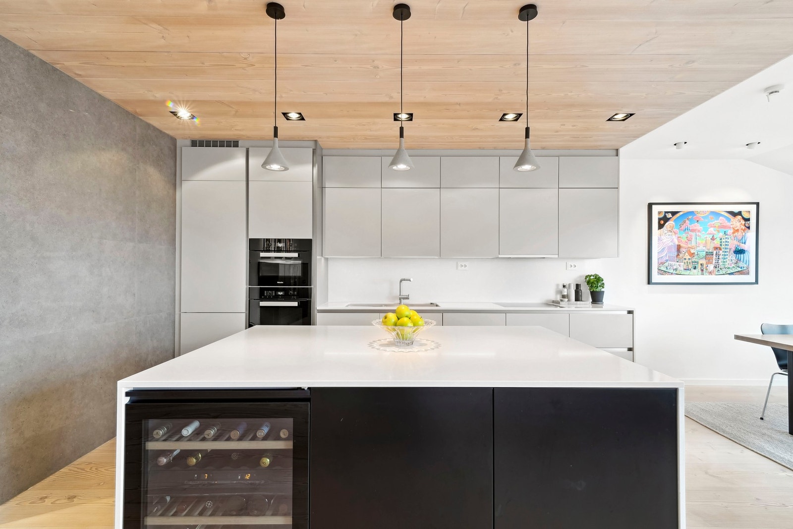 Alt er gjennomført med øye for detaljer, fra integrert vinskap til pendellamper over benken. Galleribilde