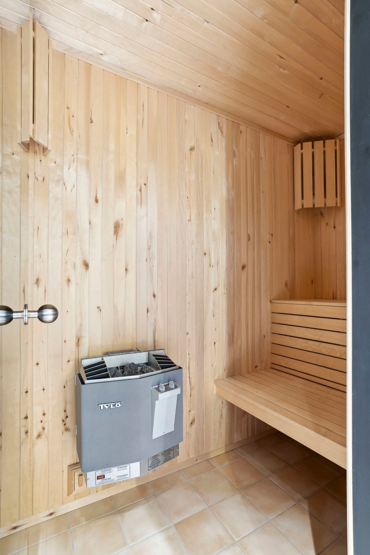 Fra badet i toppetasjen er det inngang til en badstue for ekstra velvære. Galleribilde