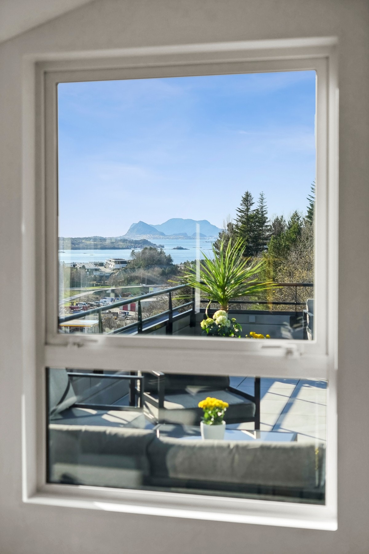 Her oppe følger du værskiftene med blikket, fra stille fjord til solglimt i regn. Galleribilde