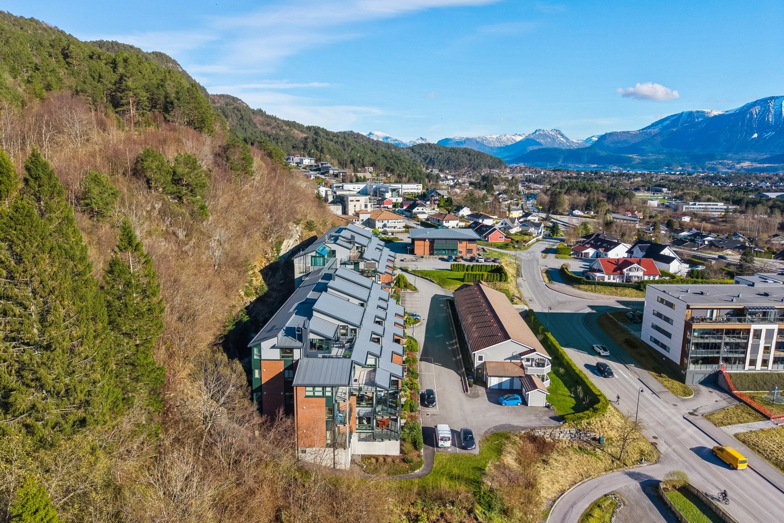 Her bor du sentralt med gåavstand til helsestasjon, dagligvarebutikker, skoler, barnehager, idrettsanlegg og busstopp. Galleribilde