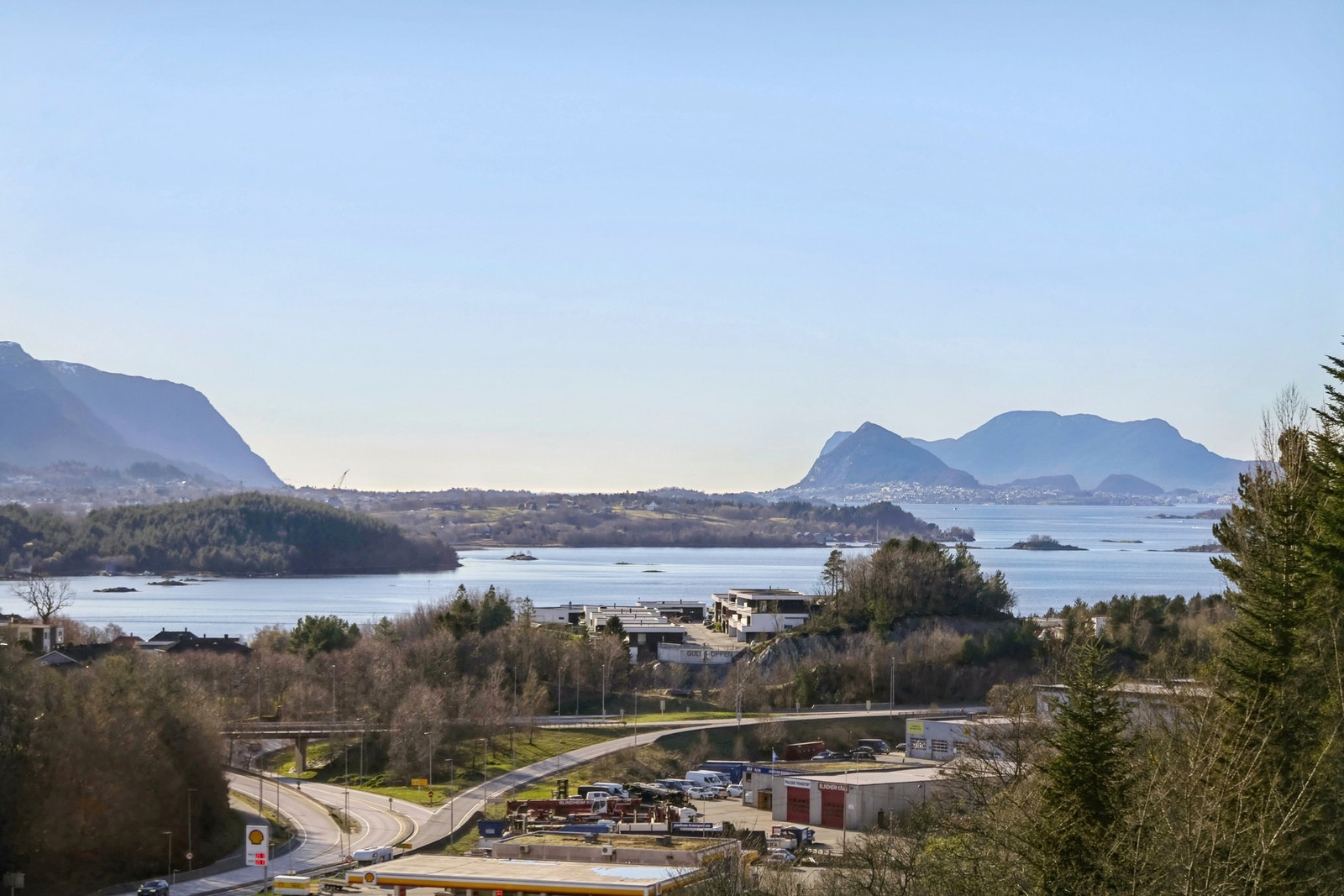 Utsikt i alle retninger, men likevel skjermet, her kan du være for deg selv, midt i det store. Velkommen til visning! Galleribilde