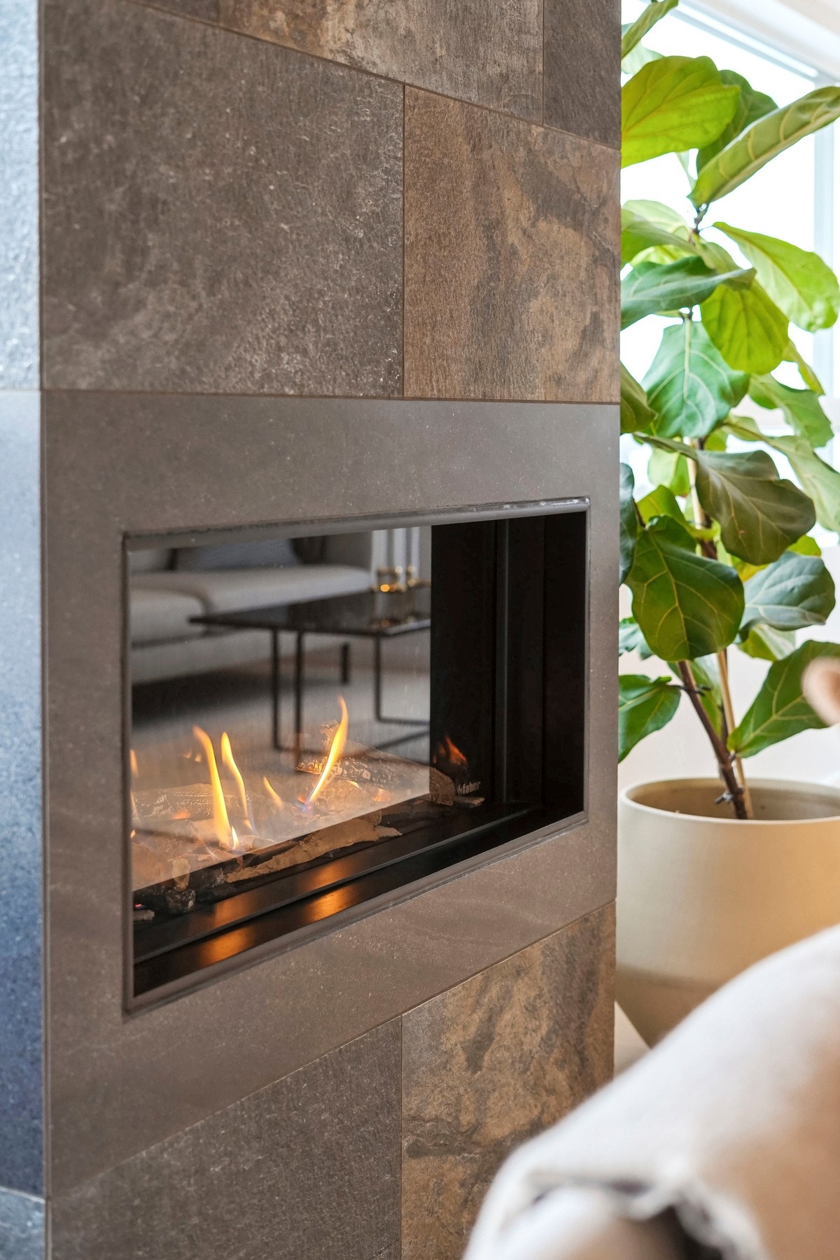 Gasspeisen med skiferkledd pipeløp gir rommet et lunt sentrum, vakkert integrert i det moderne uttrykket. Galleribilde