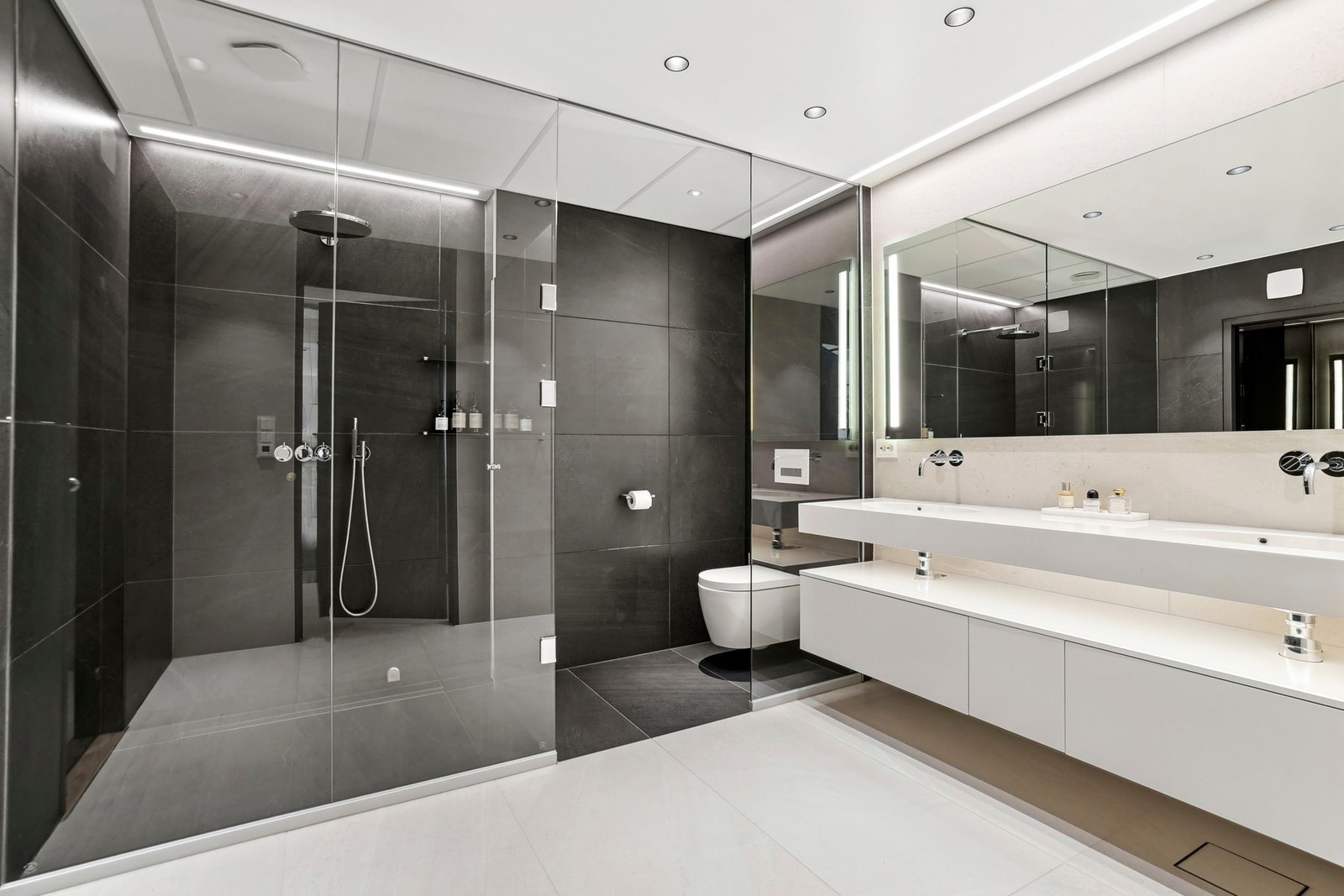 Det øverste badet er en arkitektonisk perle, med glassvegger, regnfallsdusj og materialvalg av høy klasse. Galleribilde