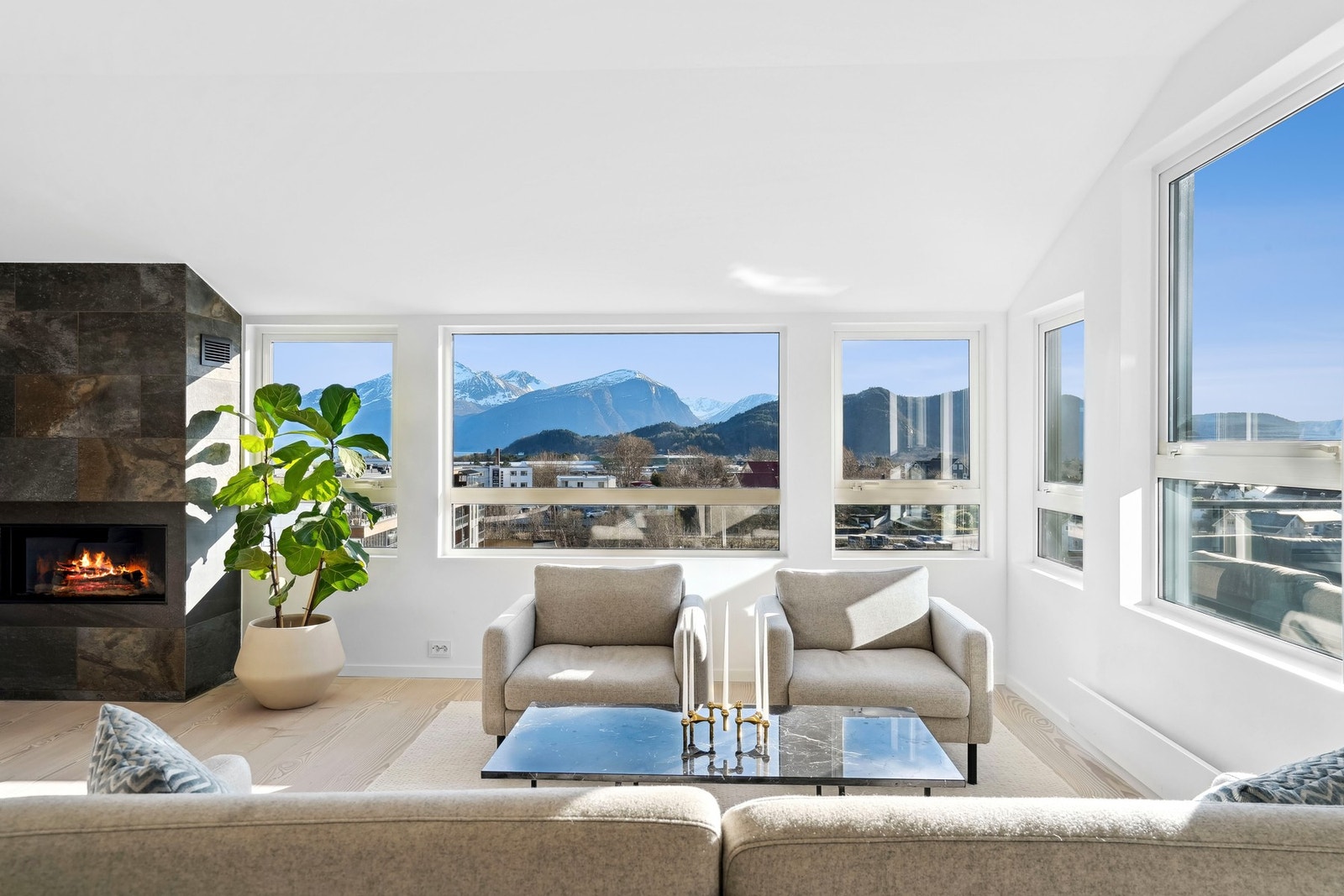 Stuen i toppetasjen er smakfullt innredet, men lar likevel den spektakulære utsikten spille hovedrollen. Galleribilde