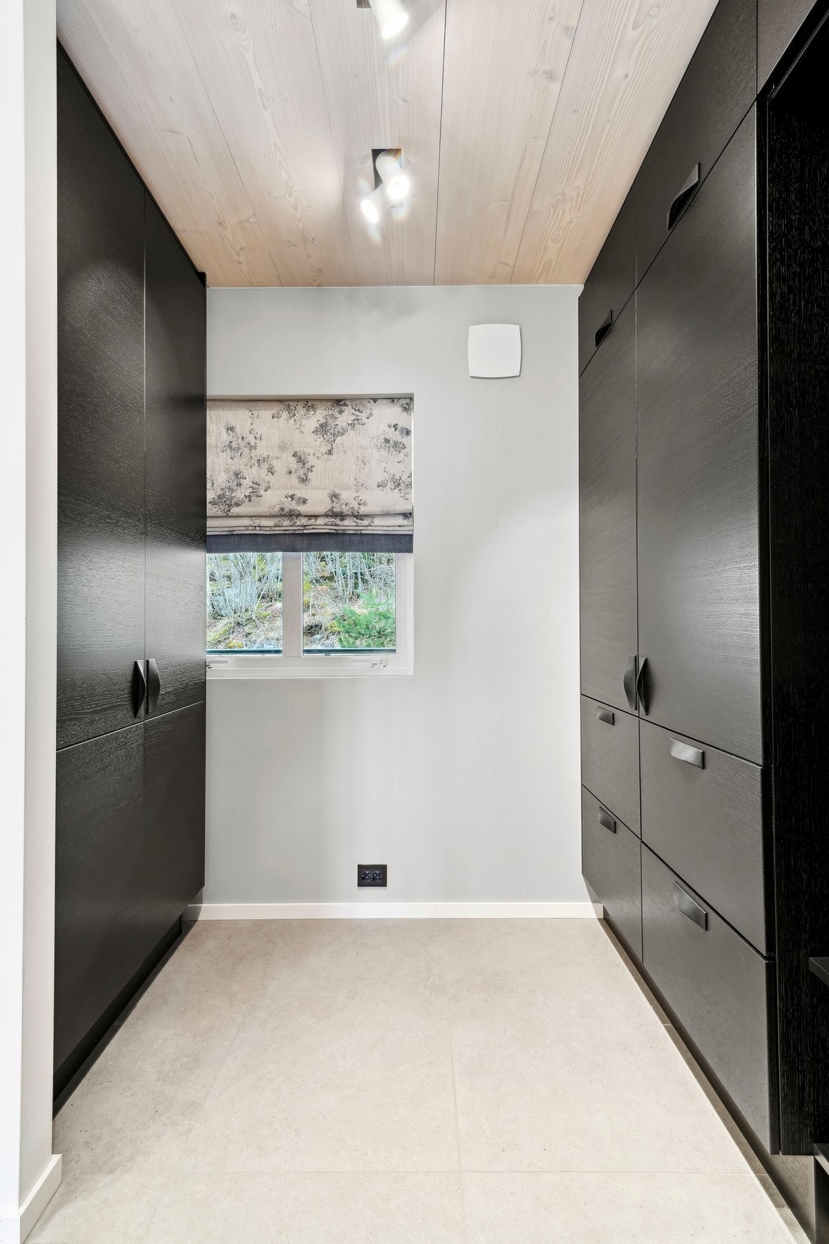 Den spesialbygde garderoben fra HTH gir hallen funksjonell stil med sorte fronter, sittebenk og speil. Galleribilde