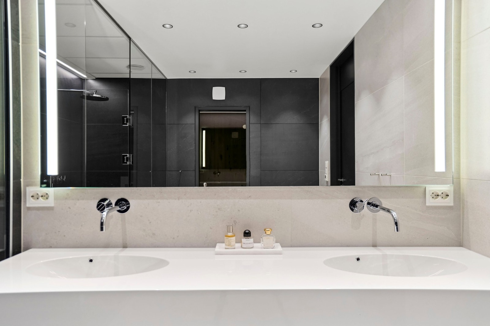 Badet har en sober materialpalett og eksklusive overflater som skaper hotellfølelse i hverdagen. Galleribilde