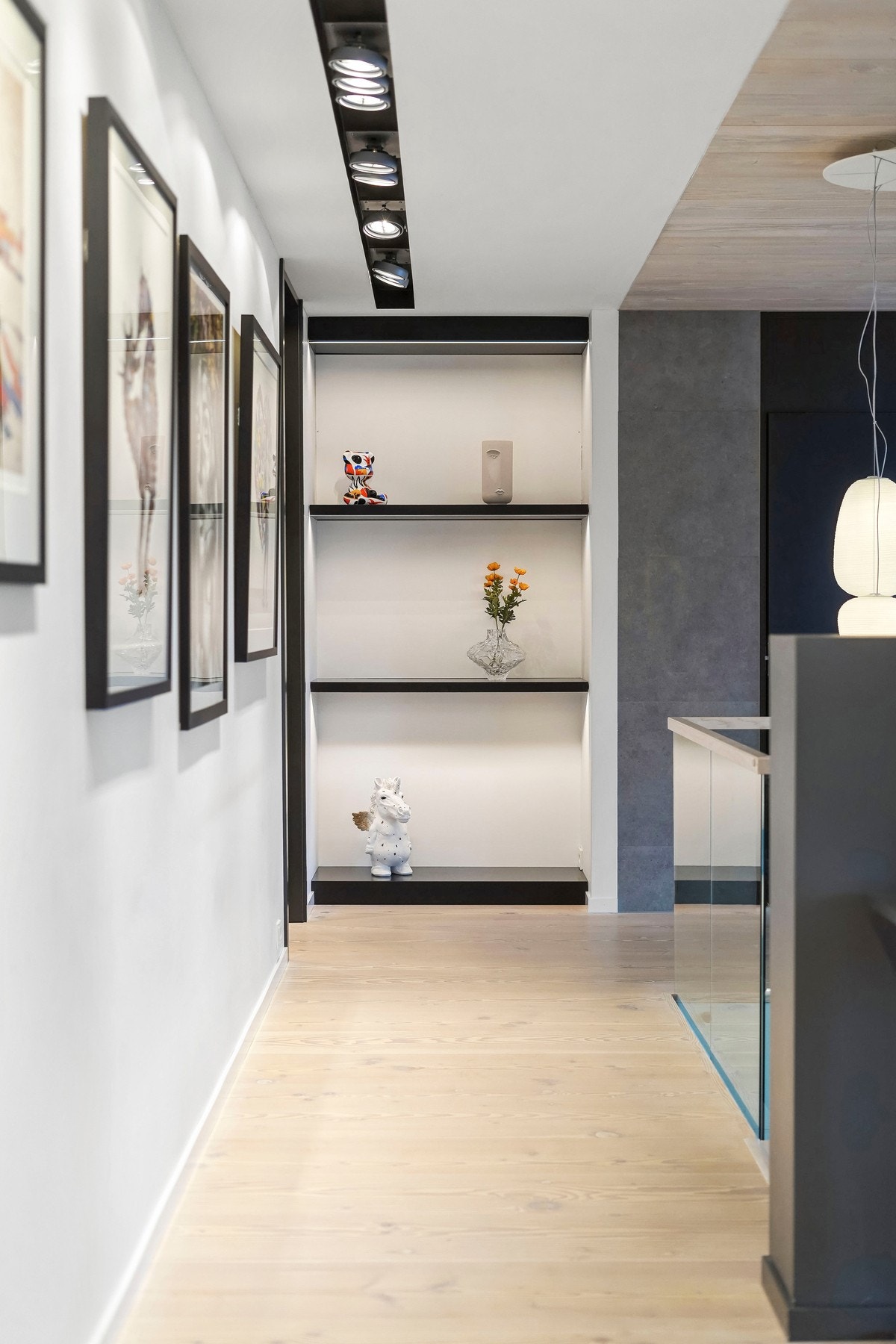 Douglas-plank både i gulv og over trappeløpet gir en arkitektonisk helhet sjelden å se. Galleribilde