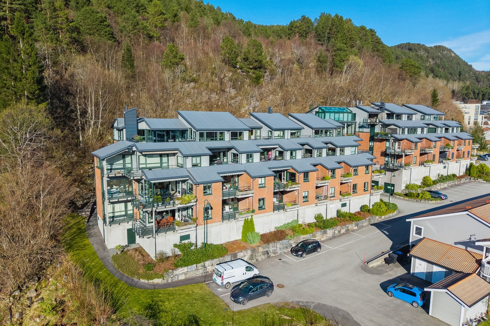 Bygget fra 2002 ligger høyt plassert i terrenget med Emblemsfjellet i bakkant. Galleribilde