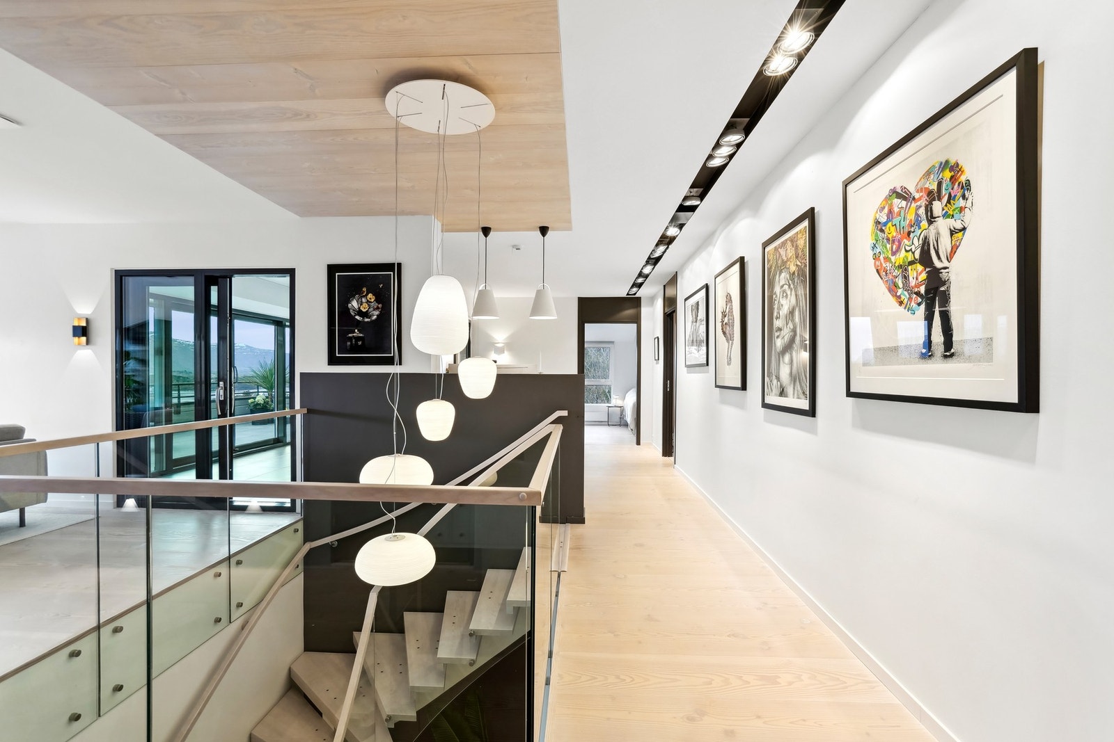 En praktfull og stor loftstue har glassrekkverk mot trapperommet Galleribilde