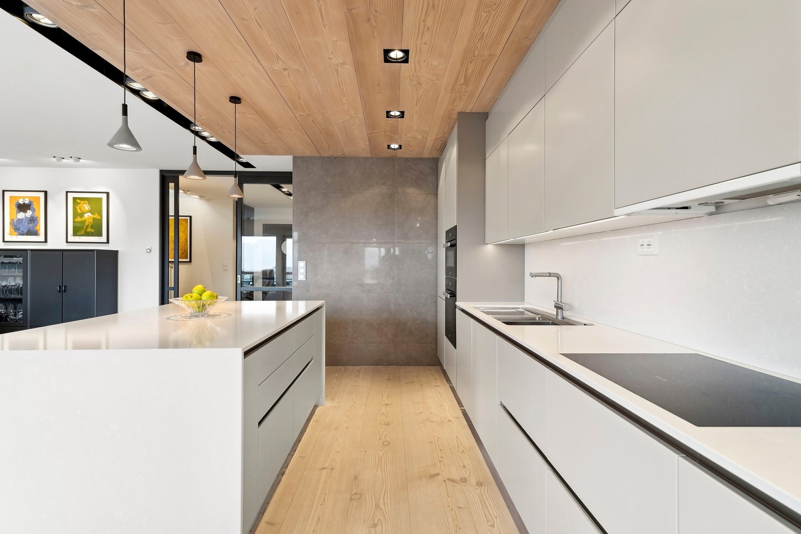 Kvalitetshvitevarer fra Miele og innredning fra HTH gir et kjøkken som både frister og fungerer. Galleribilde