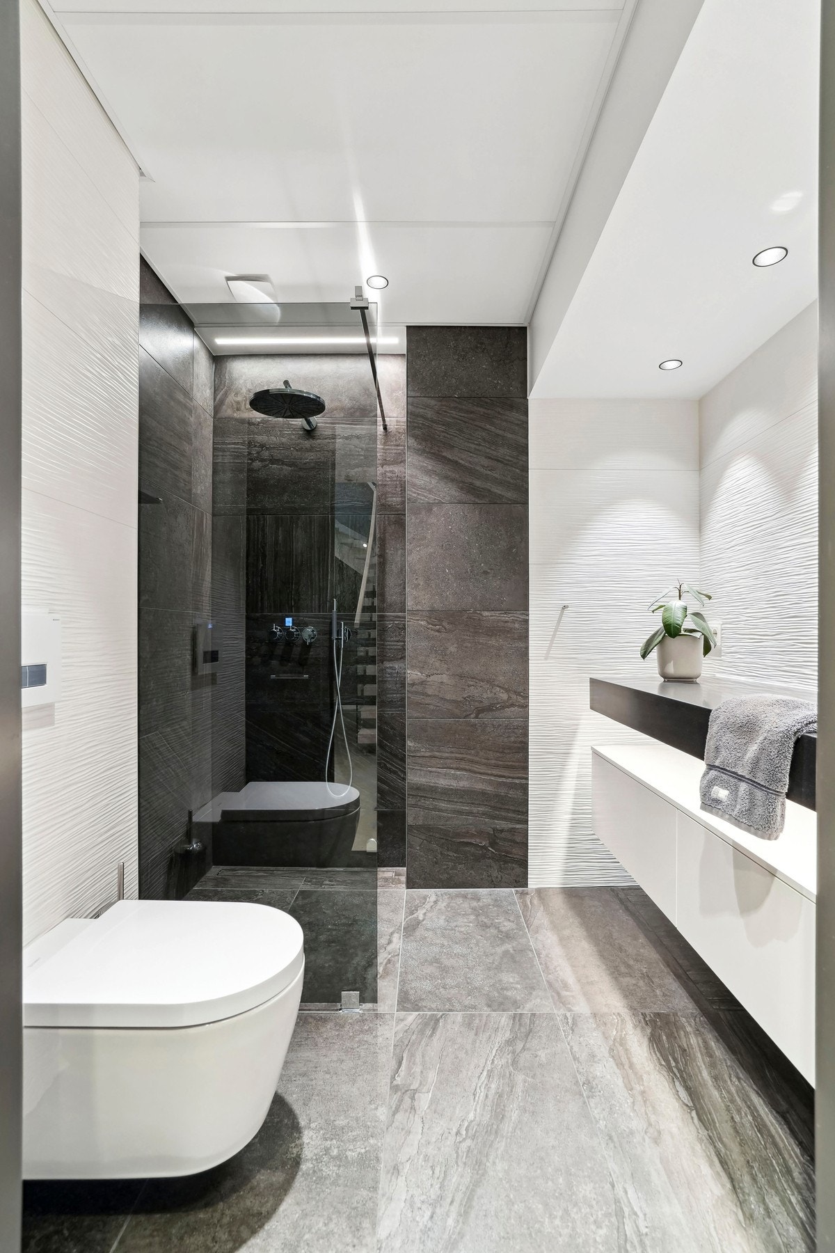 Steinmønstrede fliser og relieffliser skaper dybde og tekstur i rommet. Galleribilde