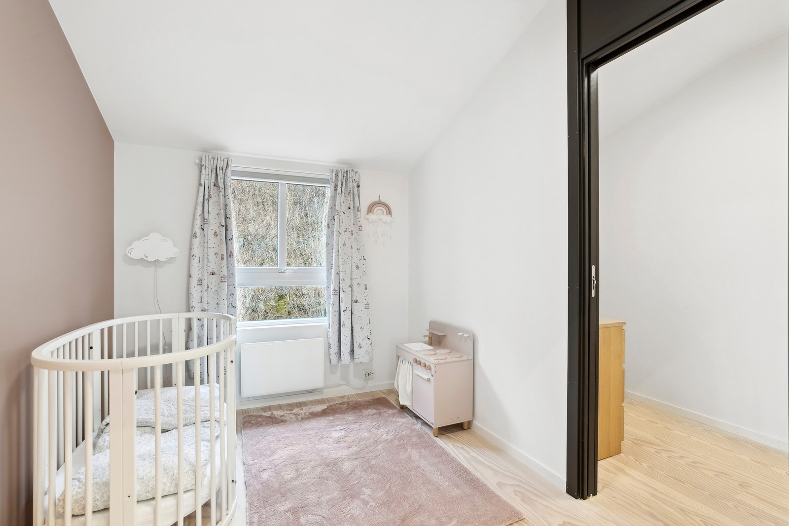 Barnerommet ligger tilknyttet et arbeidsrom som kan innredes som garderobe. Galleribilde