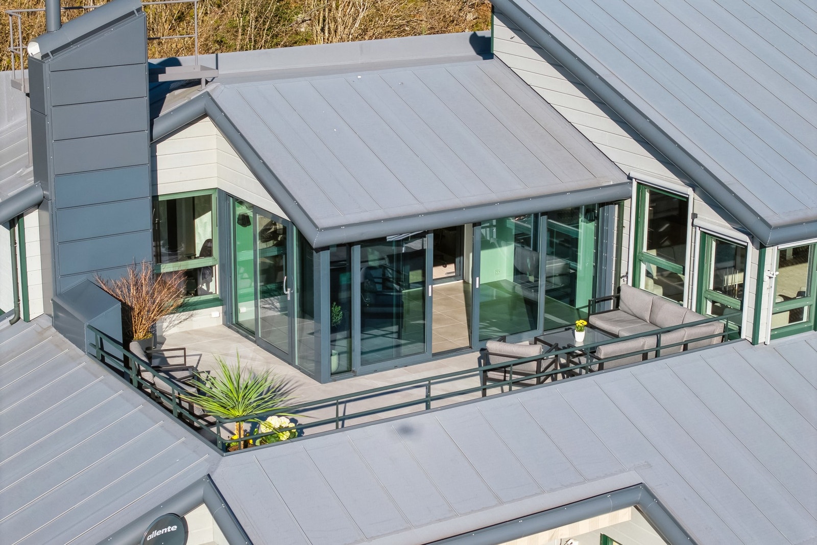 Toppetasjen har en lun, innglasset terrasse fra 2018 på ca. 15 kvm og takterrasse på ca. 29 kvm. Galleribilde