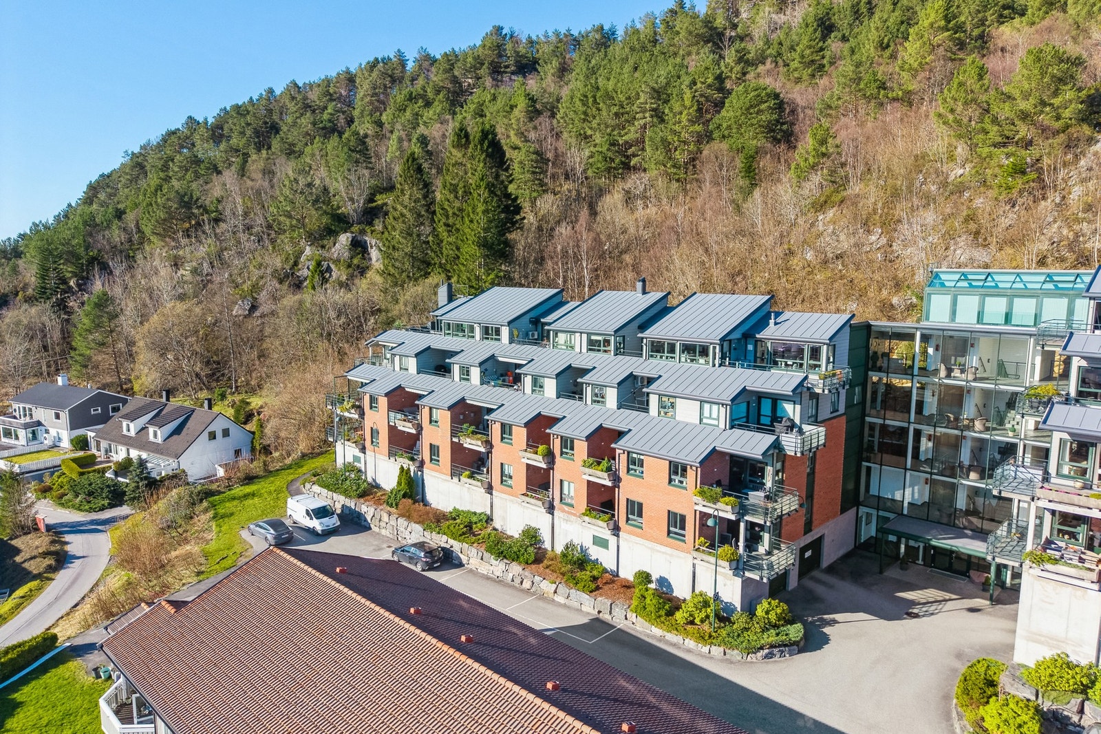 Tursti til Høgkubben og Emblemsfjellet ligger rett utenfor døren. Galleribilde