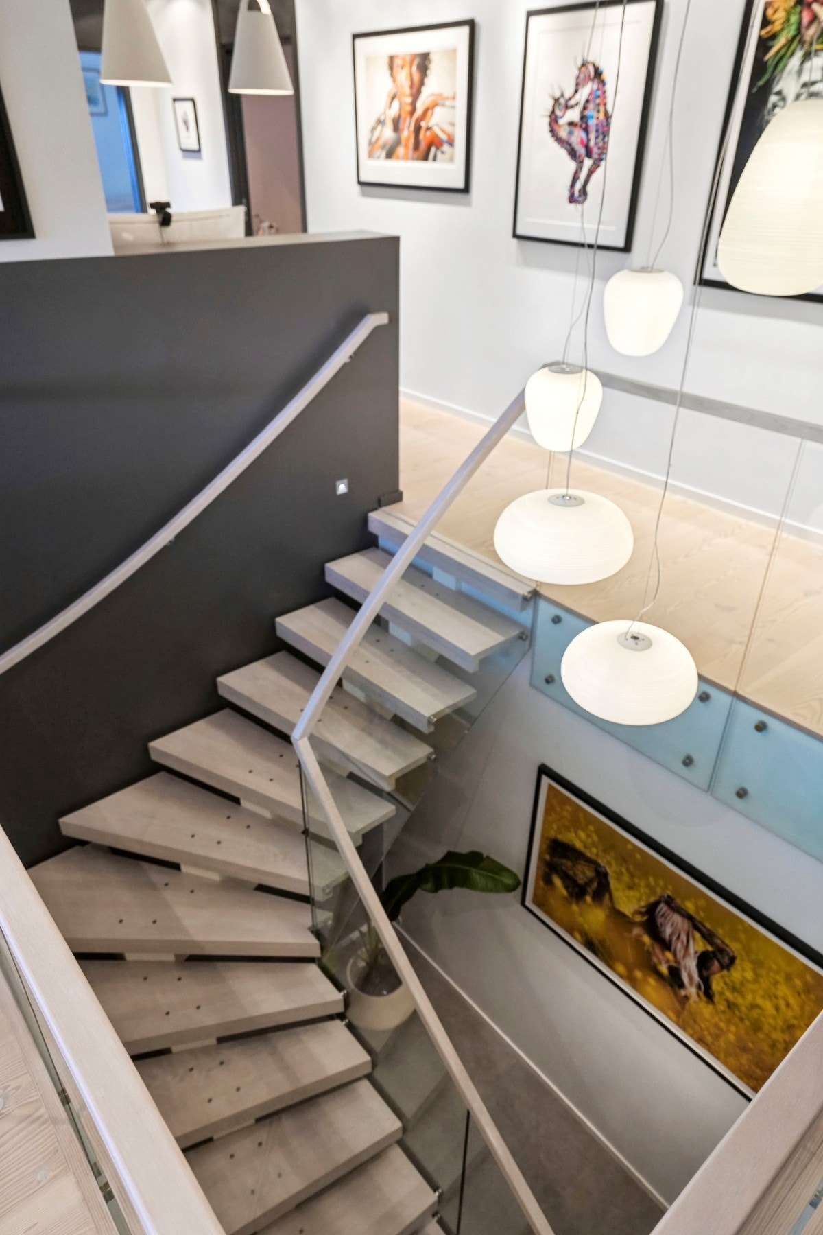 Trappen fra Escalia har midtstilt vange, trinn i lys eik, håndløpere i eik og rekkverk i glass. Galleribilde