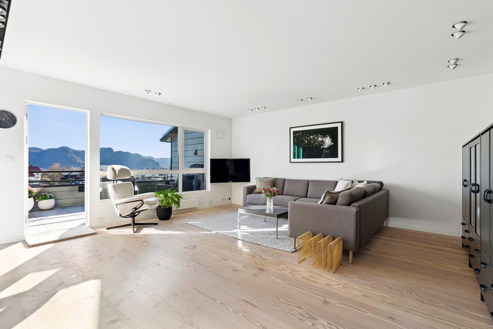 Store vindusflater mot syd ivaretar den nydelige utsikten, og det er utgang til terrasse på 13 kvm. Galleribilde