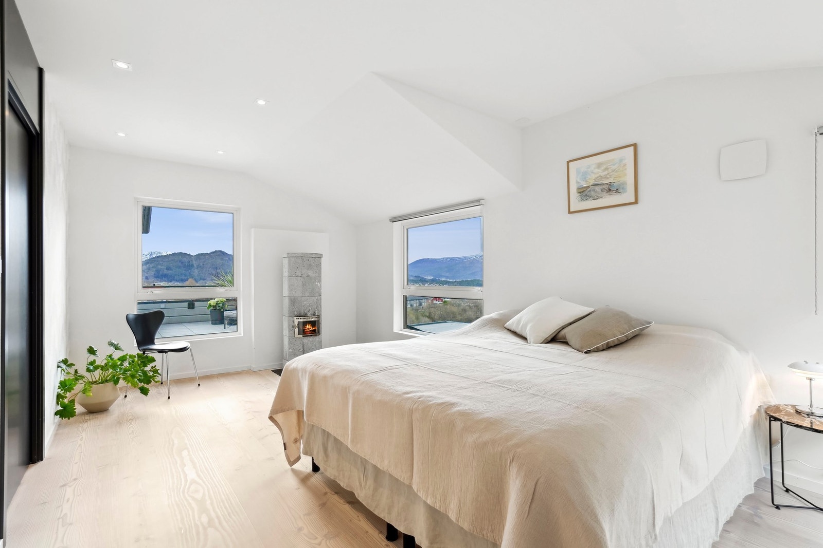 Det største soverommet ligger på enden av bygget med vinduer på tre sider og nydelig utsikt. Galleribilde