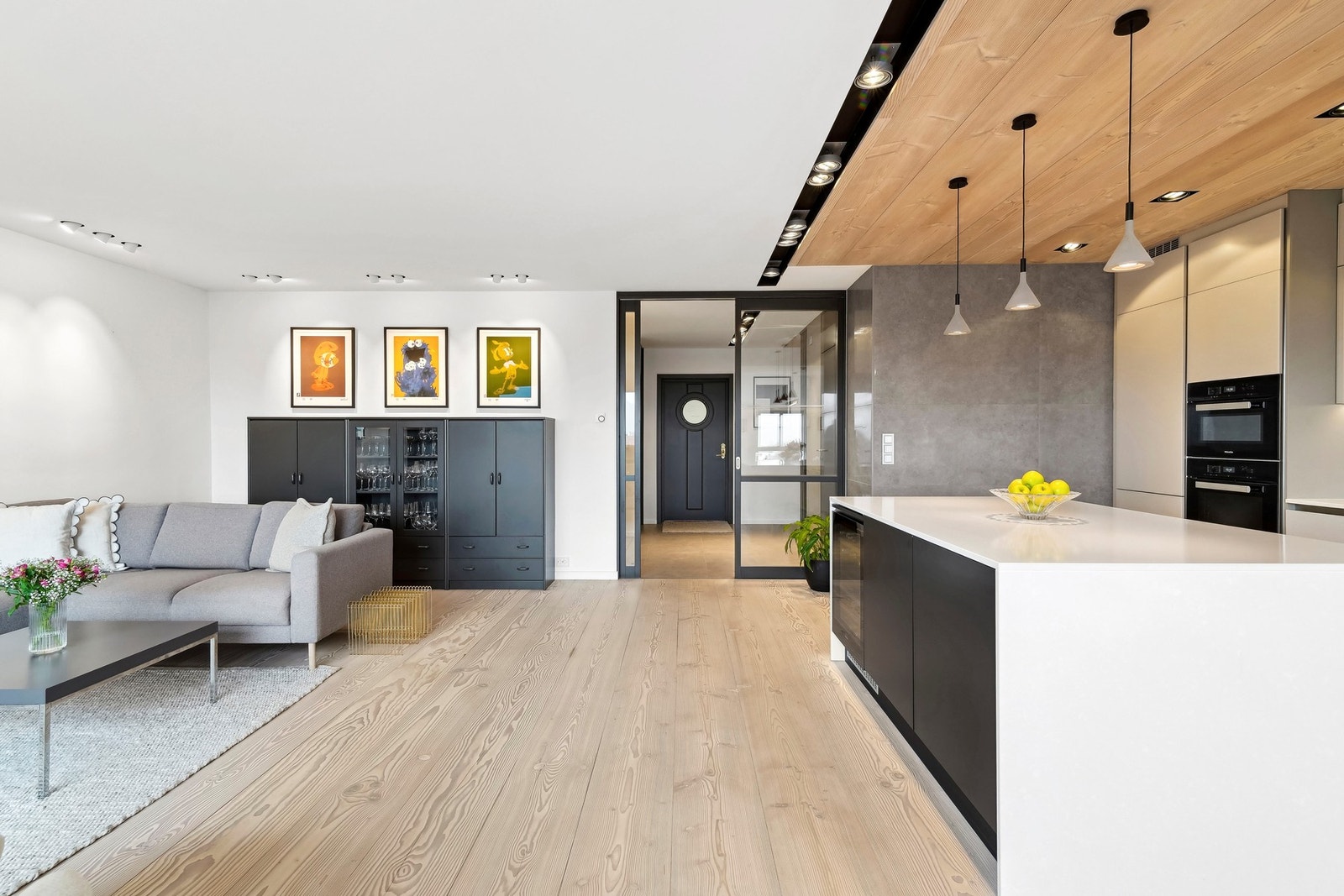 Douglas-plank fra Dinesen gir rommet karakter og varme, perfekt balansert mot stramme linjer og moderne uttrykk. Galleribilde