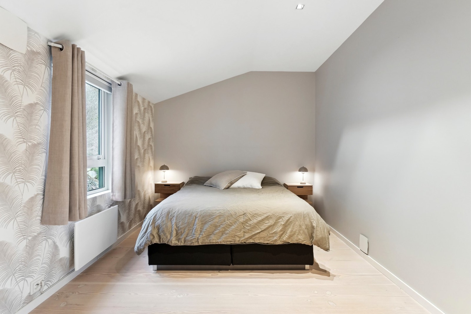 Hovedsoverommet har vinduer vendt mot skogen i bakkant av bygget, noe som også gir sval temperatur gjennom året. Galleribilde