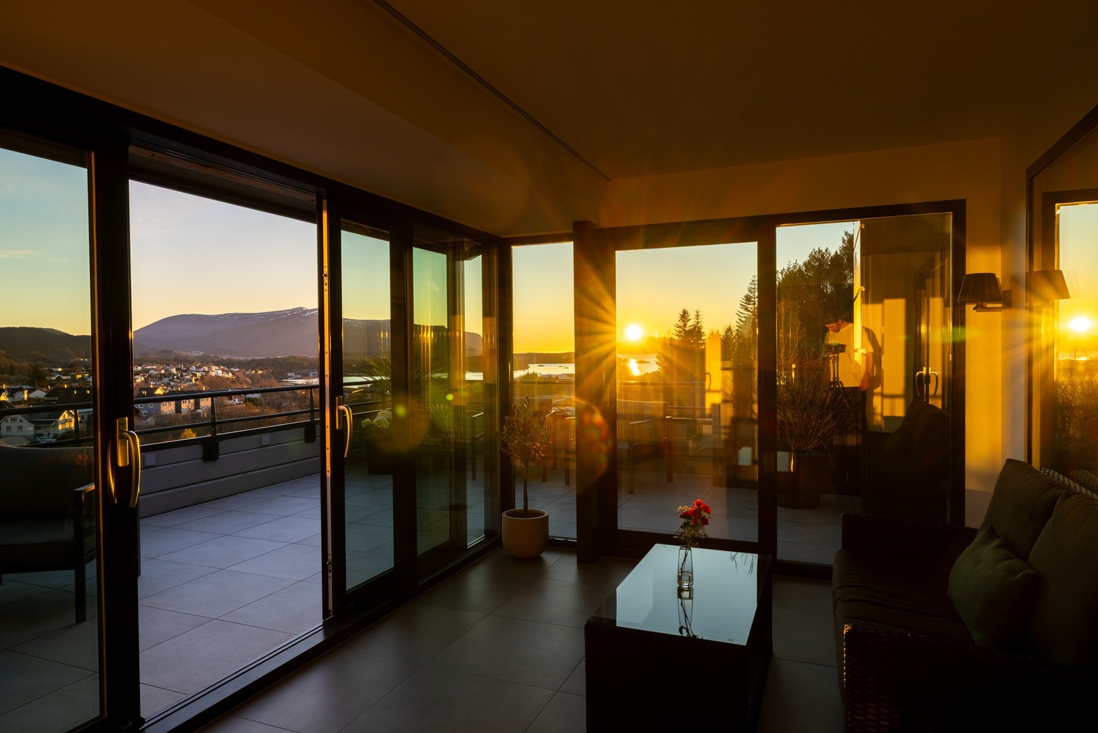 Vakre solnedganger som kan nytes fra terrassen venter de nye eierne av denne perlen av en leilighet. Galleribilde