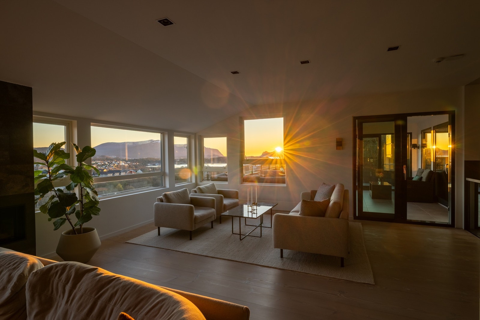 Kveldssolen over Breisundet gir et lys som forvandler rommet, stille og dramatisk på én gang. Galleribilde