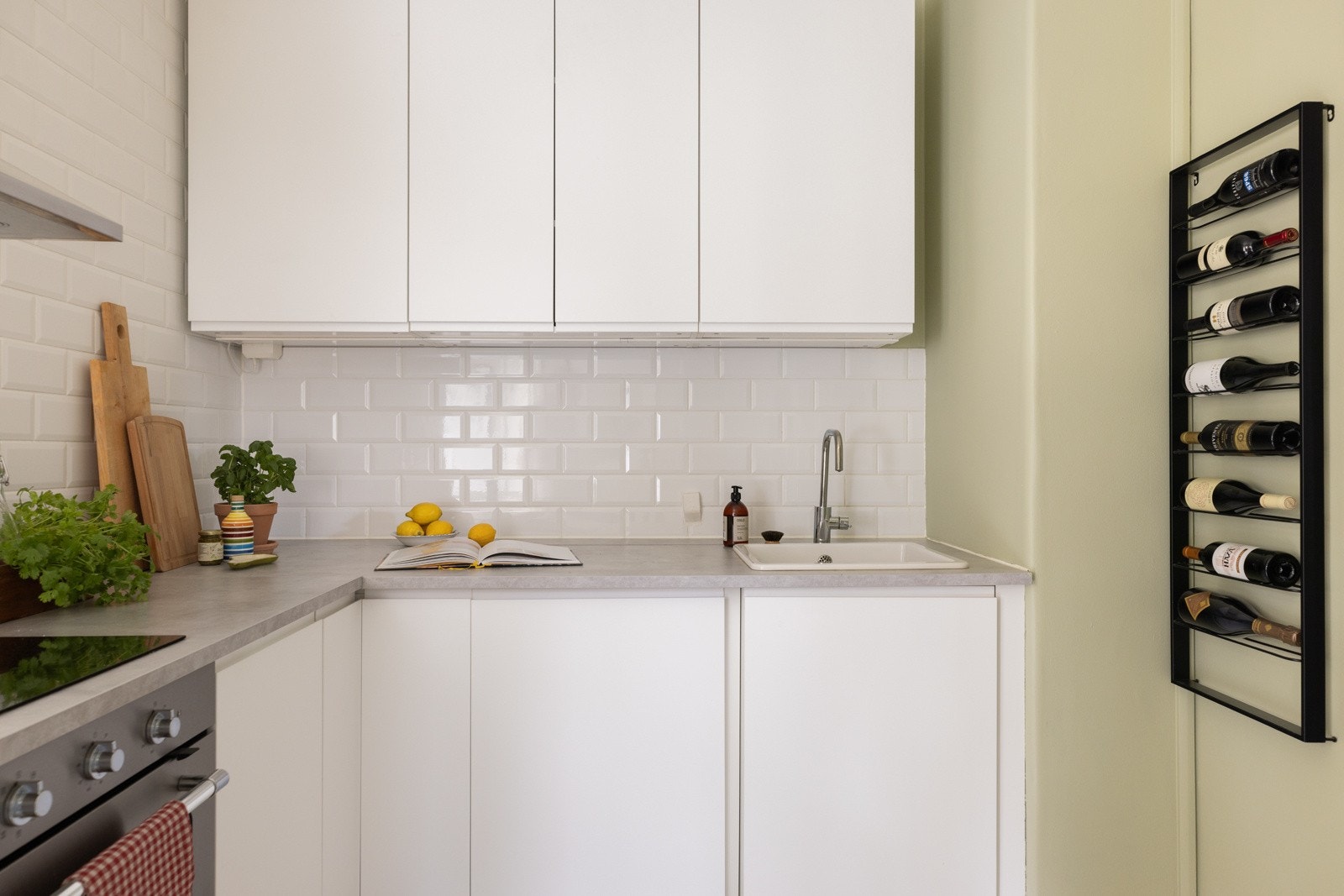 Innredningen har integrerte hvitevarer som induksjonsplatetopp, komfyr og oppvaskmaskin. Galleribilde