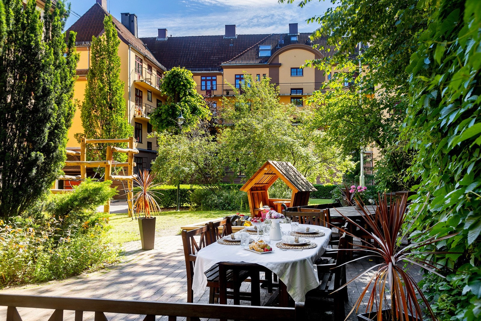 Pent opparbeidet bakgård med hage og flere sittegrupper. Galleribilde