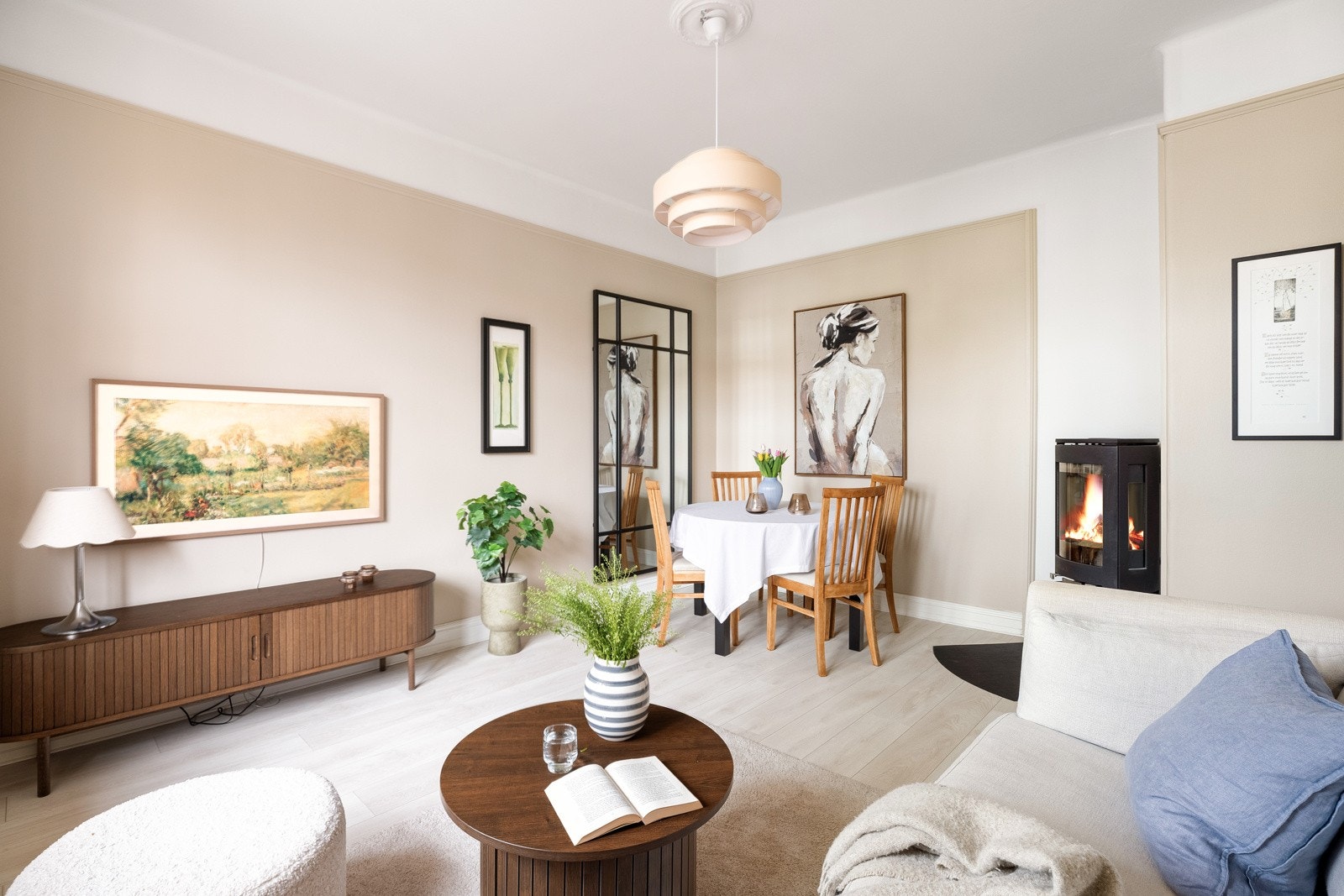 Stuen er av god størrelse og kan innredes med ulike soner for egentid og sosialt samvær. Galleribilde