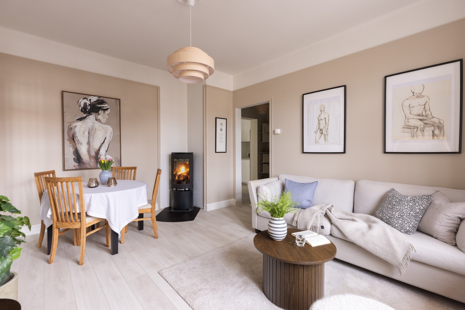 Lekker peisovn skaper både god atmosfære og varme.´ Galleribilde