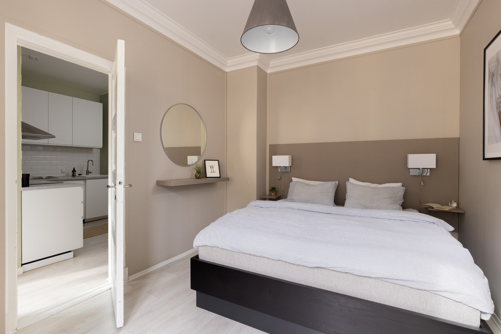 Stort og luftig hovedsoverom med plass til det du skulle ønske av møblement. Galleribilde