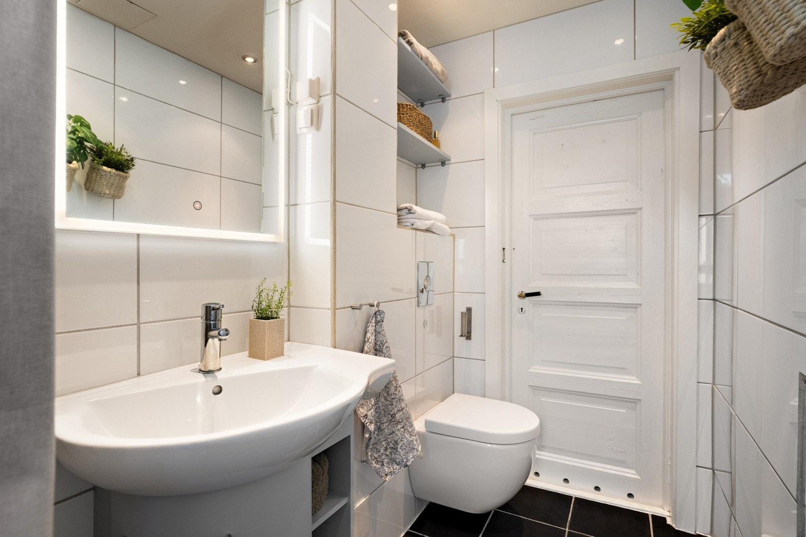 Delikat flislagt baderom som ble pusset opp i 2006 Galleribilde