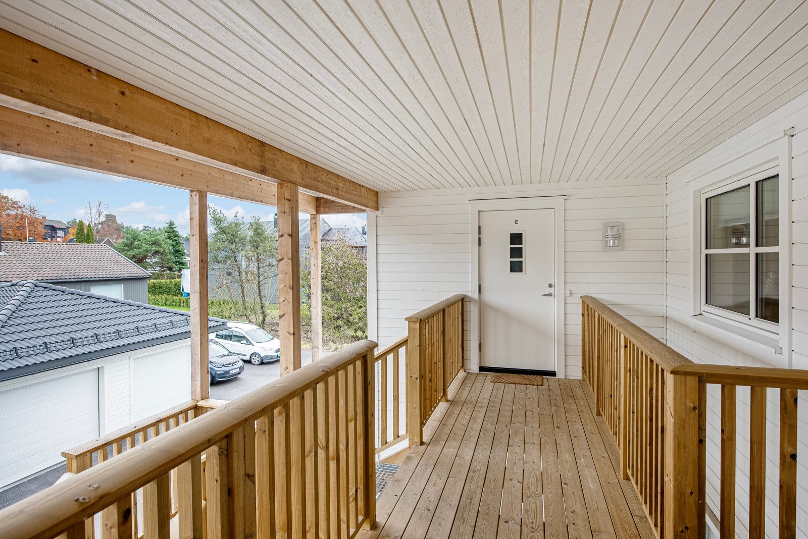 Leiligheten ligger i andre etasje med adkomst via utvendig trapp og overbygget svalgang. Galleribilde