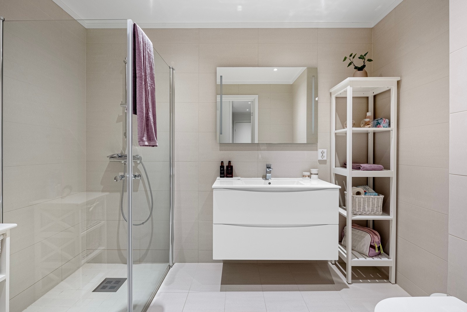 Leiligheten har et bad og et ekstra toalettrom. Galleribilde