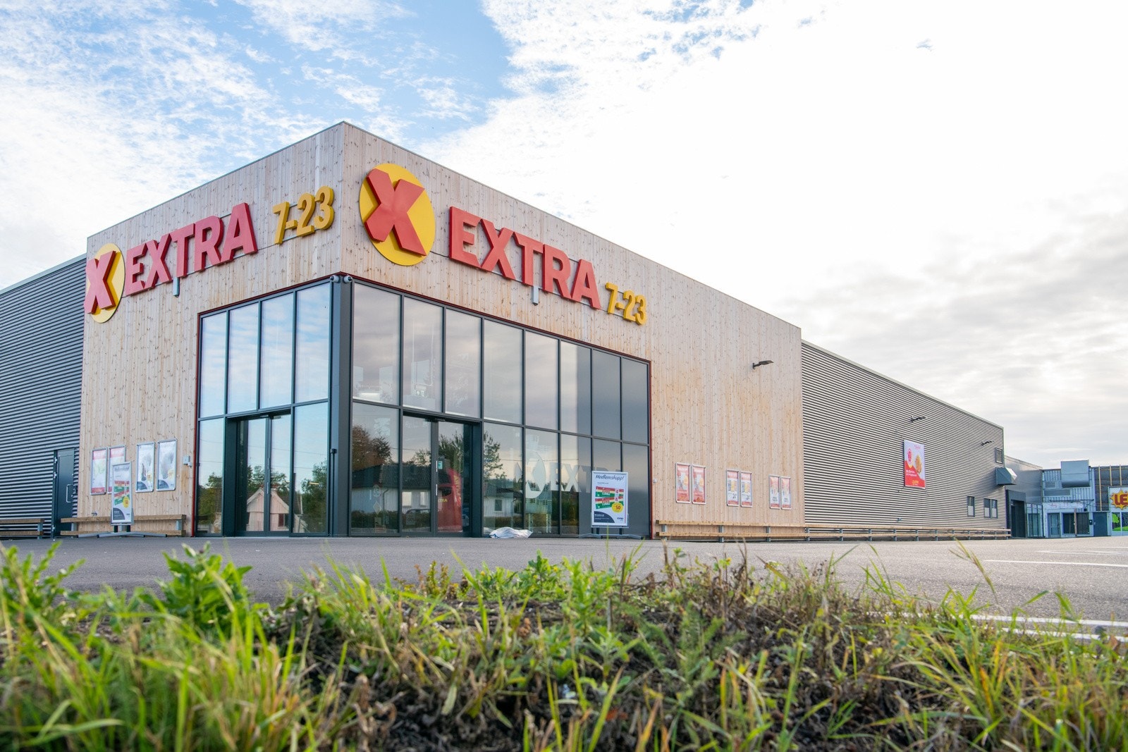 Dagligvarehandelen kan gjøres på Extra Haslebakken og Meny Haslesenteret, som begge ligger i gangavstand. Galleribilde