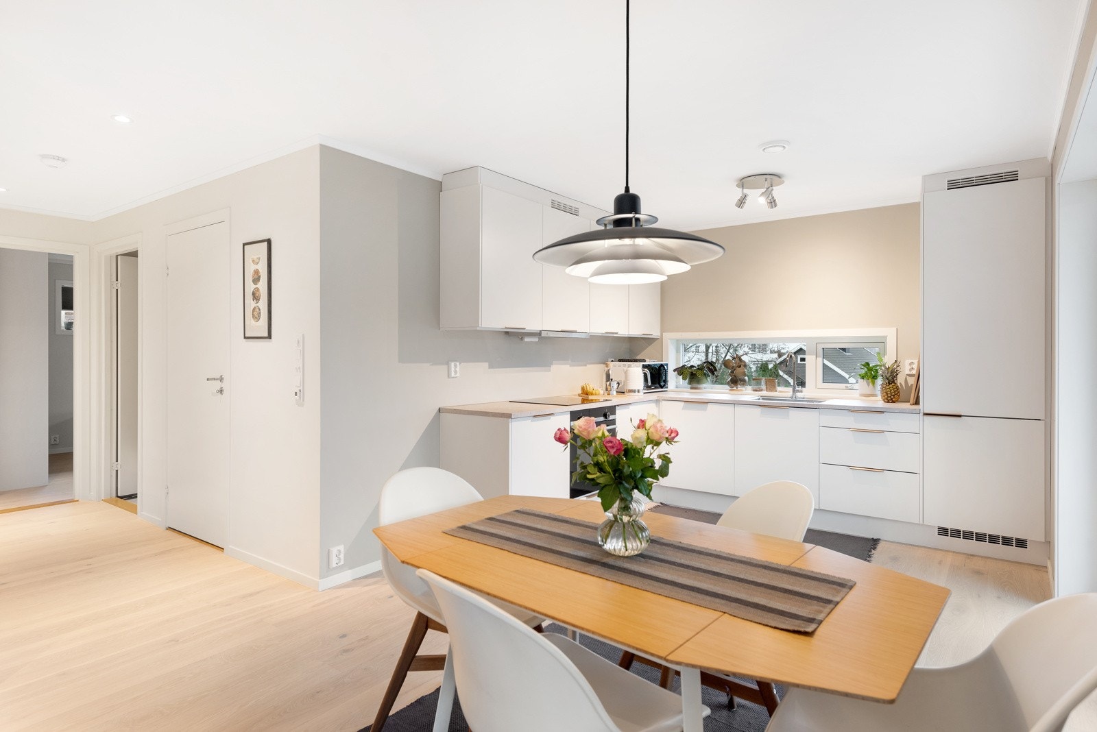 Selve kjøkkeninnredningen er bygget i vinkel og trukket inn i rommet. Galleribilde