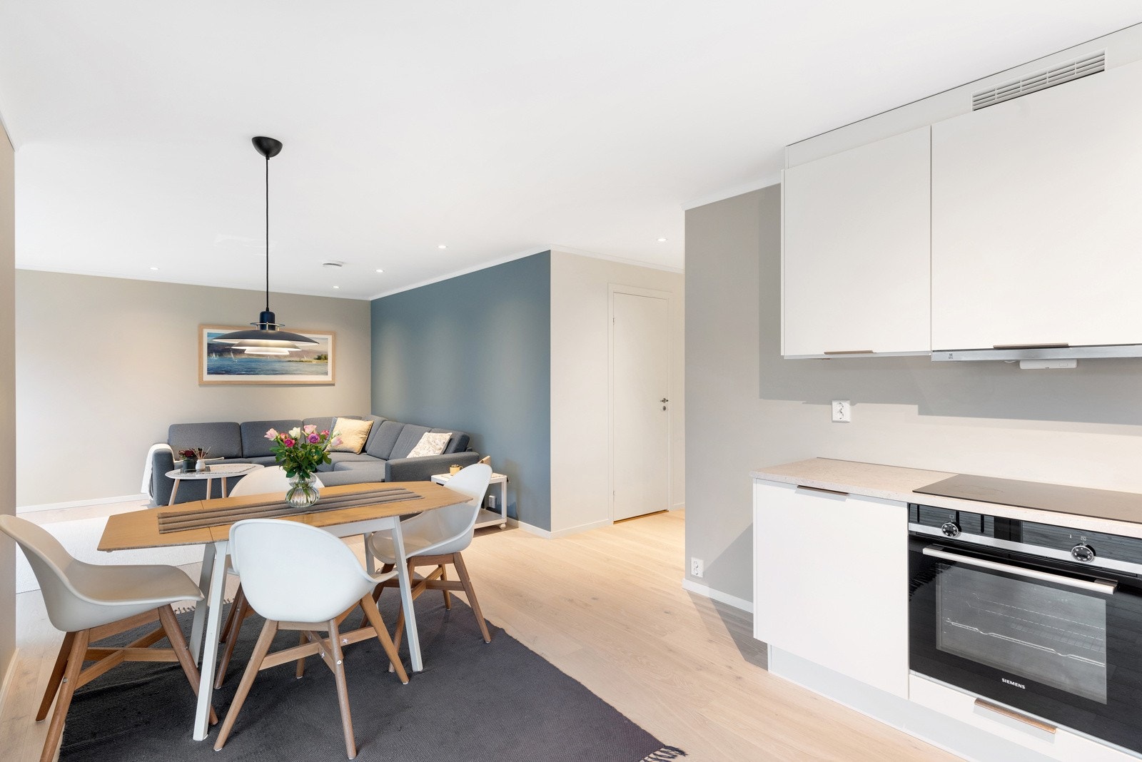 På kjøkkenet er én vegg malt grå, og det er god plass til spisebord. Galleribilde