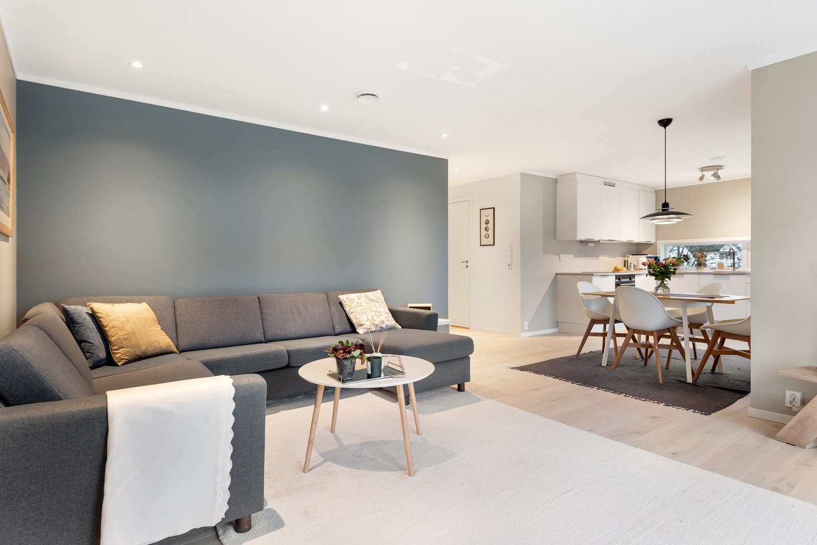 Utformingen av rommet gjør at det lett kan møbleres med hjørnesofa og tv-benk. Galleribilde