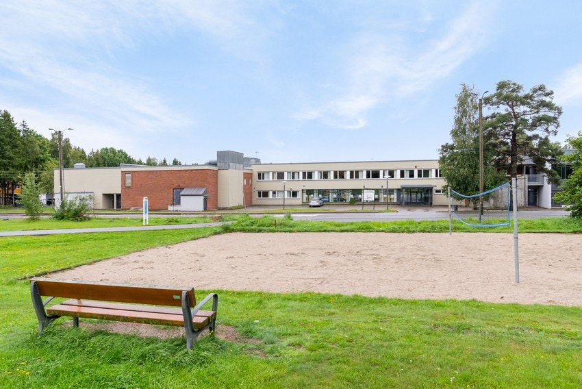 Breidablikk ungdomsskole ligger i gangavstand fra boligen. Galleribilde